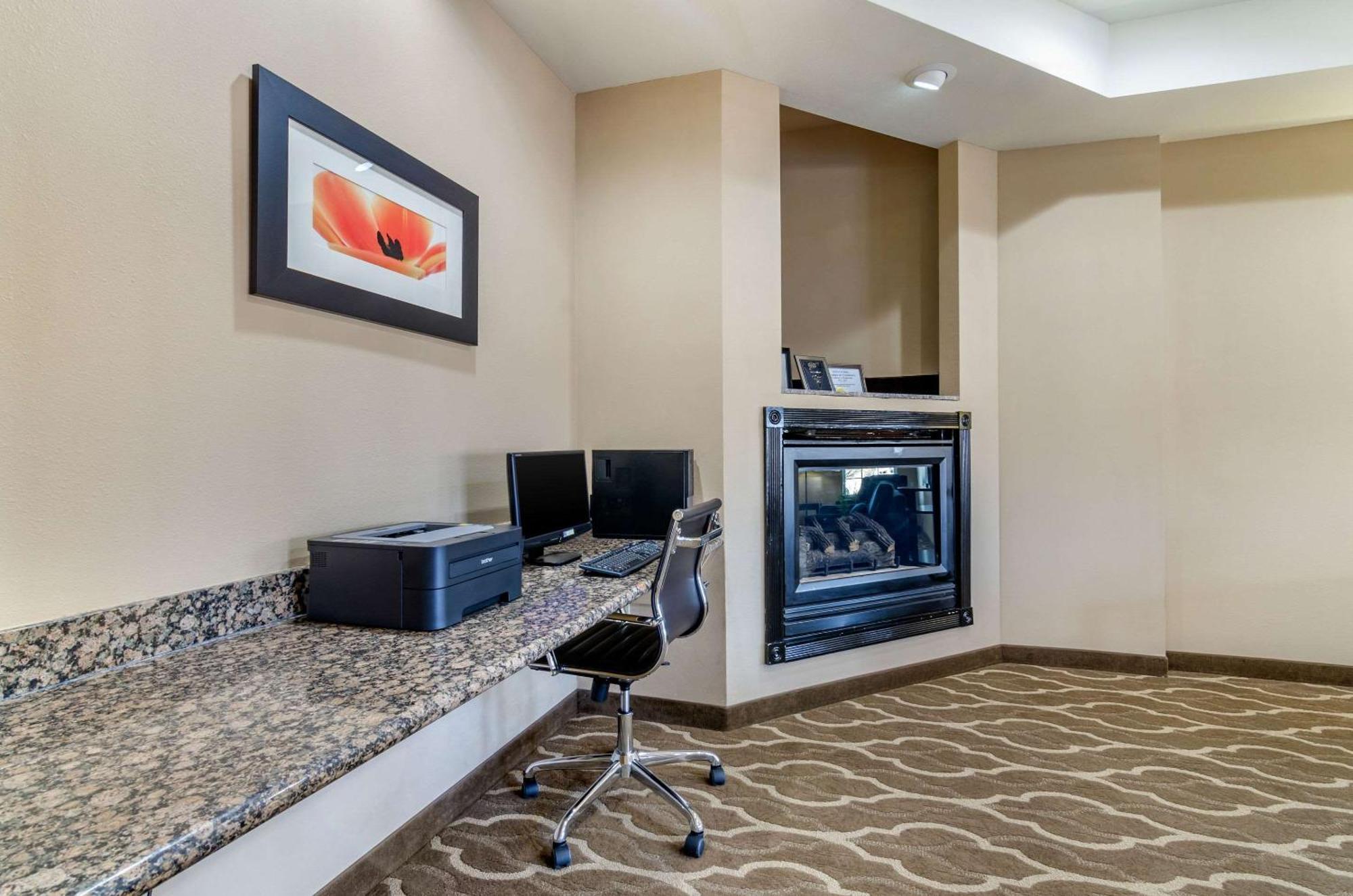 Comfort Inn & Suites Near Bethel College Newton Kültér fotó
