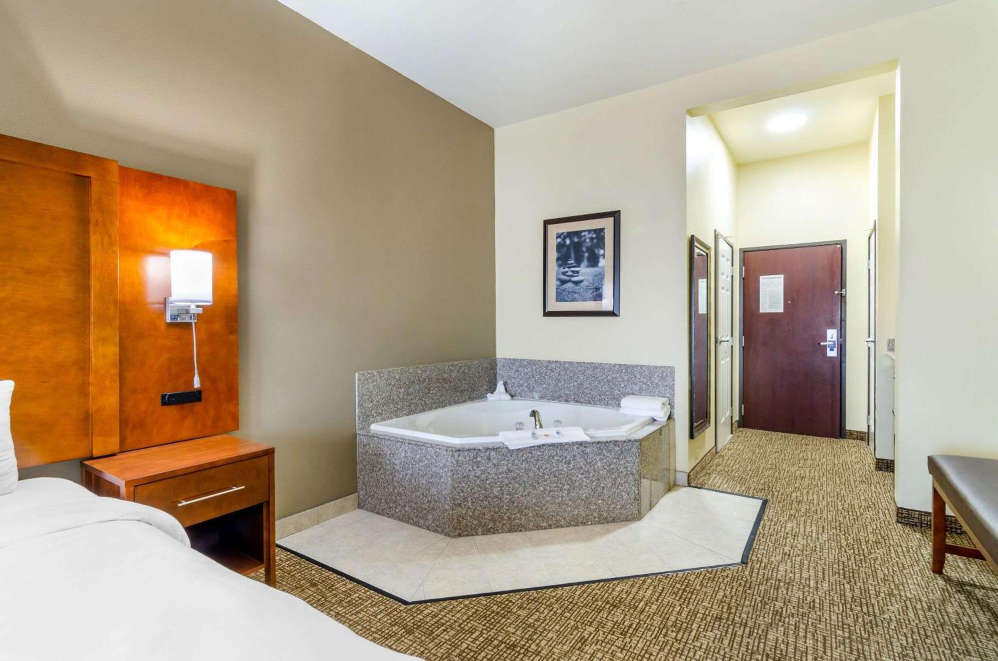 Comfort Inn & Suites Near Bethel College Newton Kültér fotó