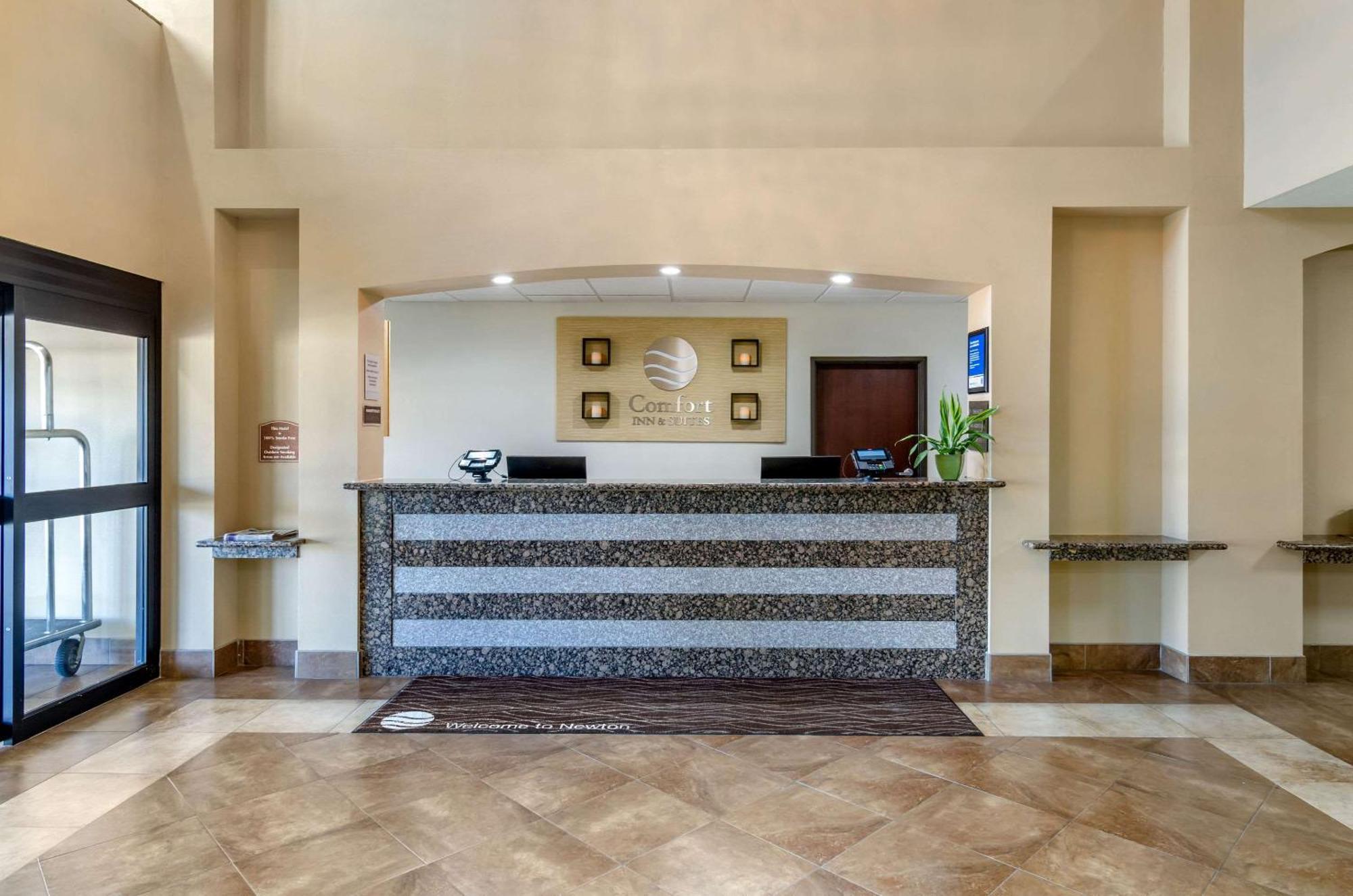 Comfort Inn & Suites Near Bethel College Newton Kültér fotó