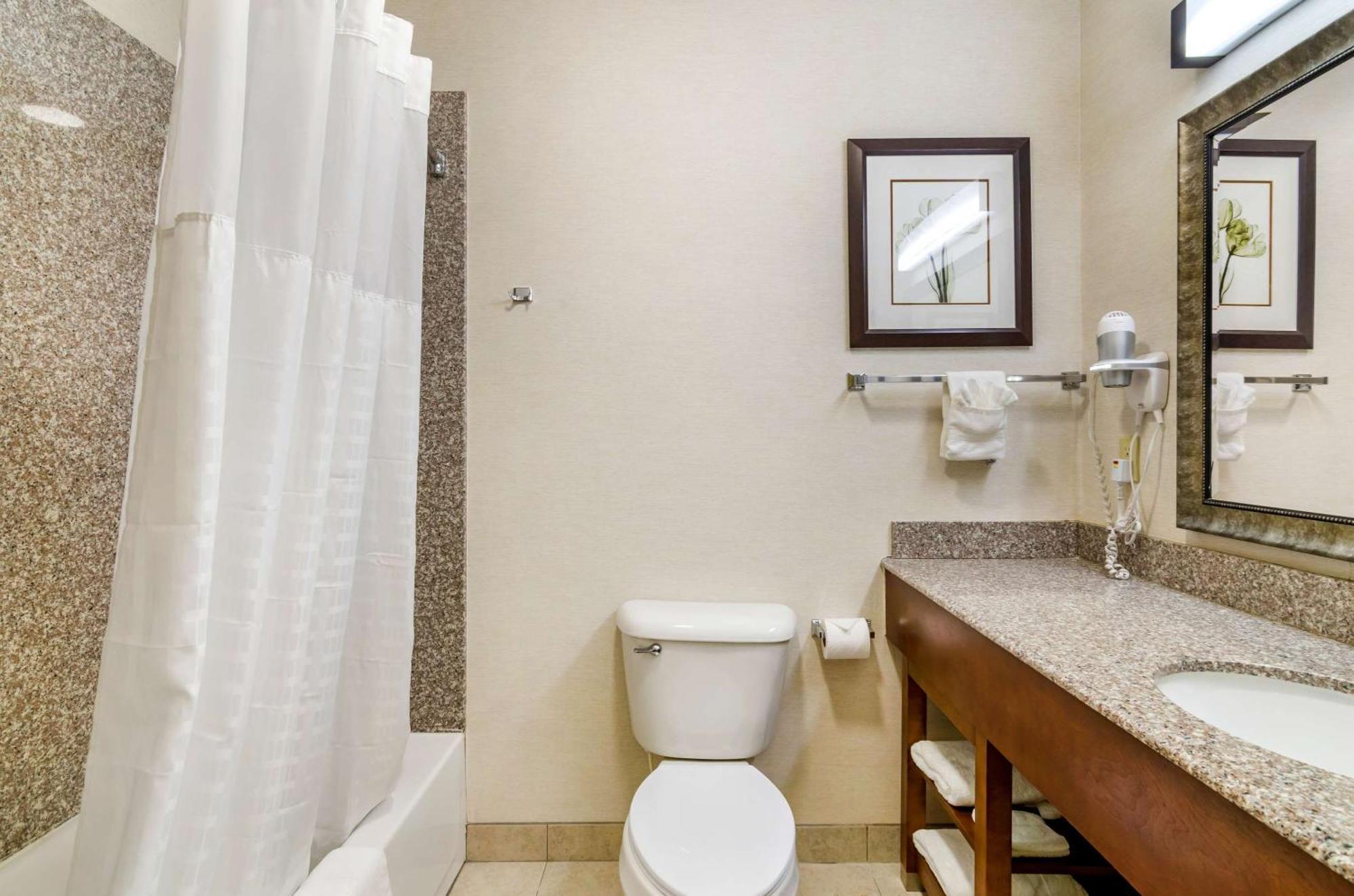 Comfort Inn & Suites Near Bethel College Newton Kültér fotó