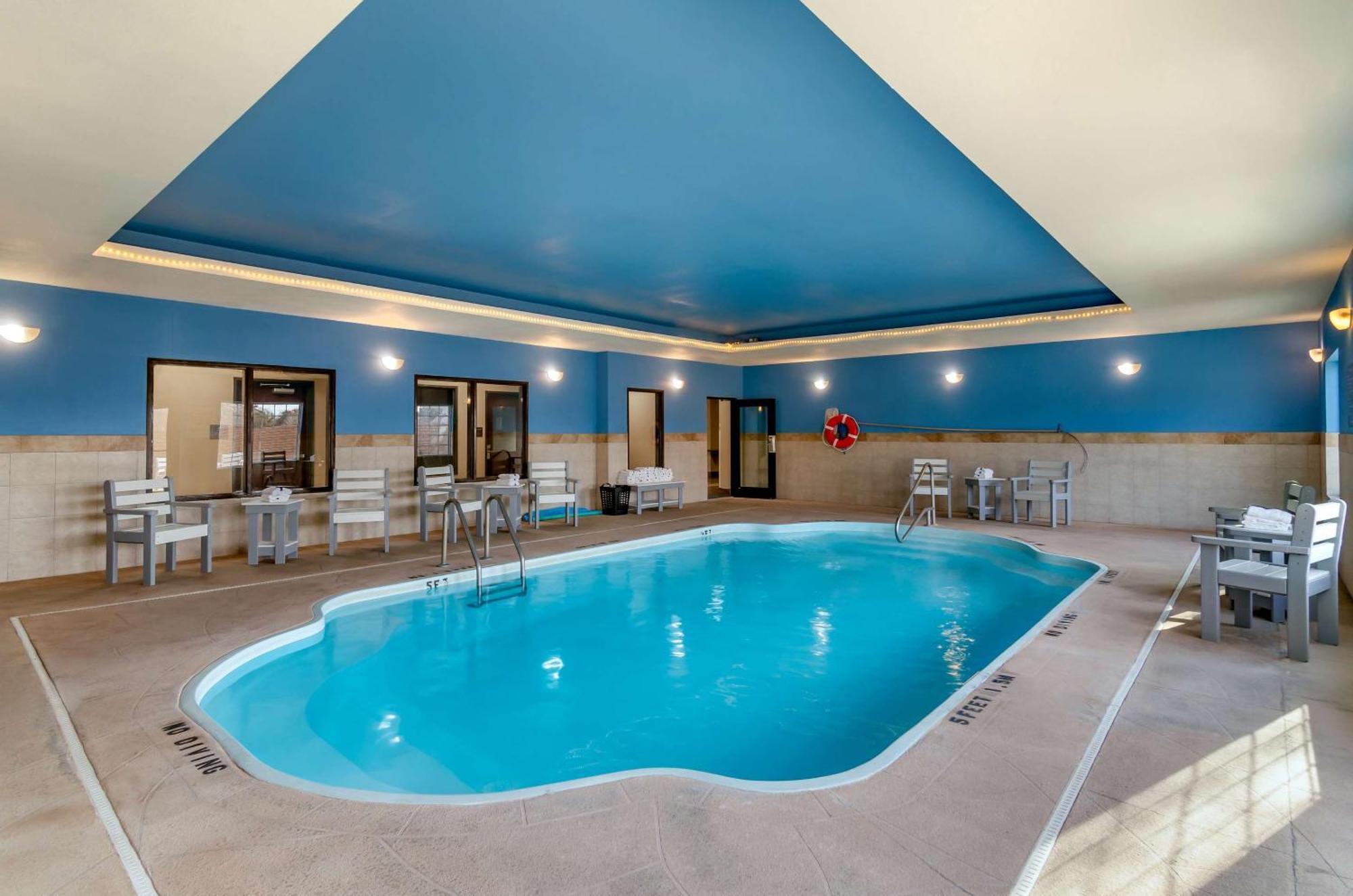 Comfort Inn & Suites Near Bethel College Newton Kültér fotó